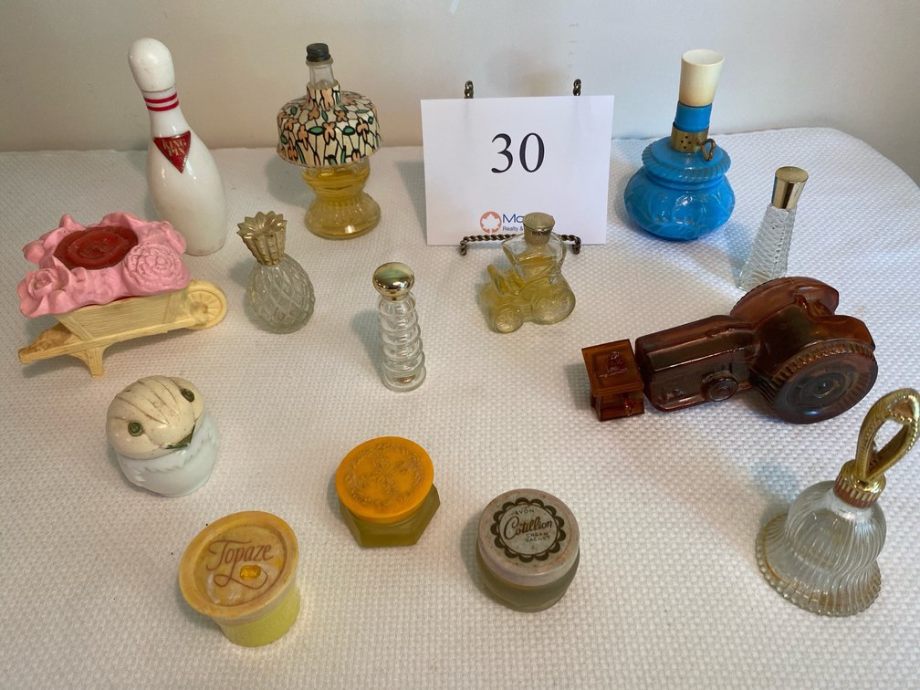 VINTAGE AVON COLLECTIBLE PERFUME BOTTLES 