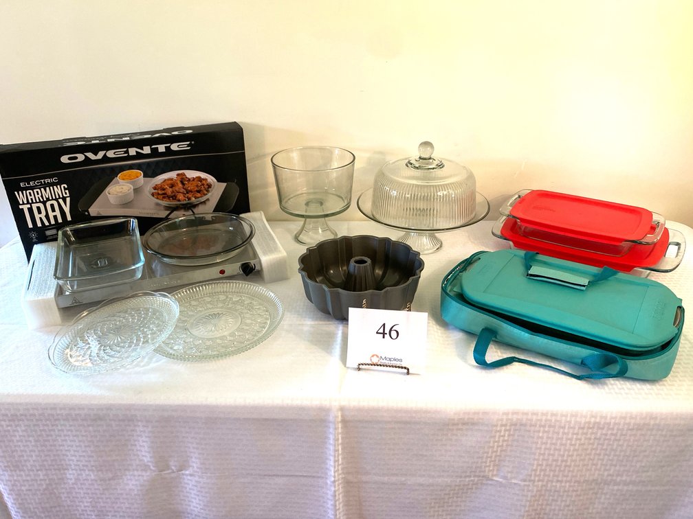 OVENTE WARMING TRAY, GLASS CAKE DISH, ANCHOR CASSEROLE DISH WITH HOLDER, PYREX CASSEROLE DISHES, BUNDT PAN, VARIOUS GLASS SERVING PLATTERS AND PIE DISH