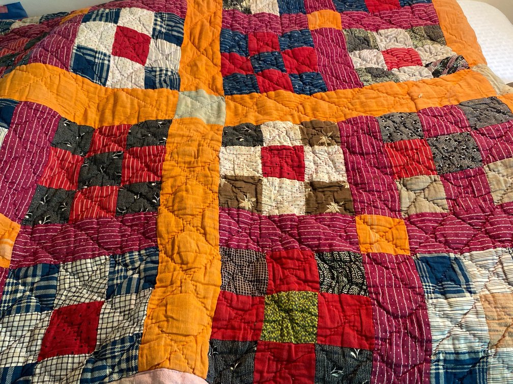 HANDMADE QUILT AND A VARIETY OF QUILT TOPS 