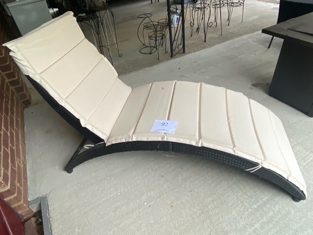WICKER LOUNGE CHAIR