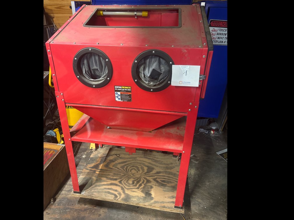 Central Pneumatic 40lb Blast Cabinet 