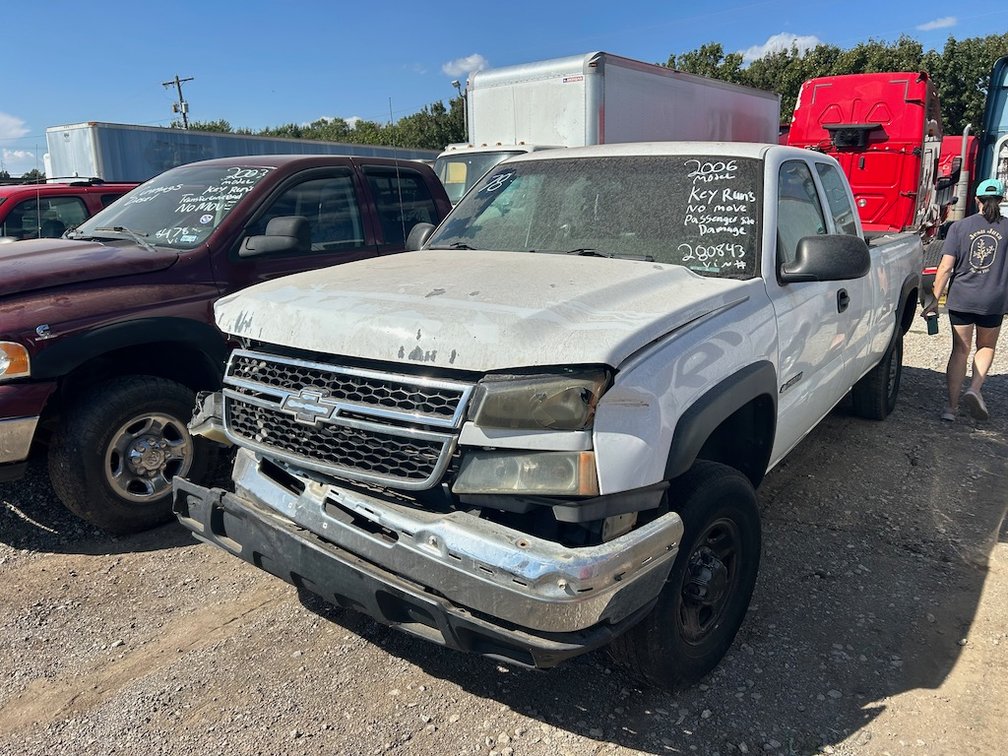 2006 Chevrolet Silverado 2500HD; W/ Key & Runs But Does Not Move; Passenger Side Damage