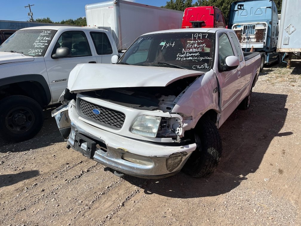1997 Ford F-150; W/ Key & Runs But Does Not Move; 4X4, Front Damage, Key Broken In Ignition