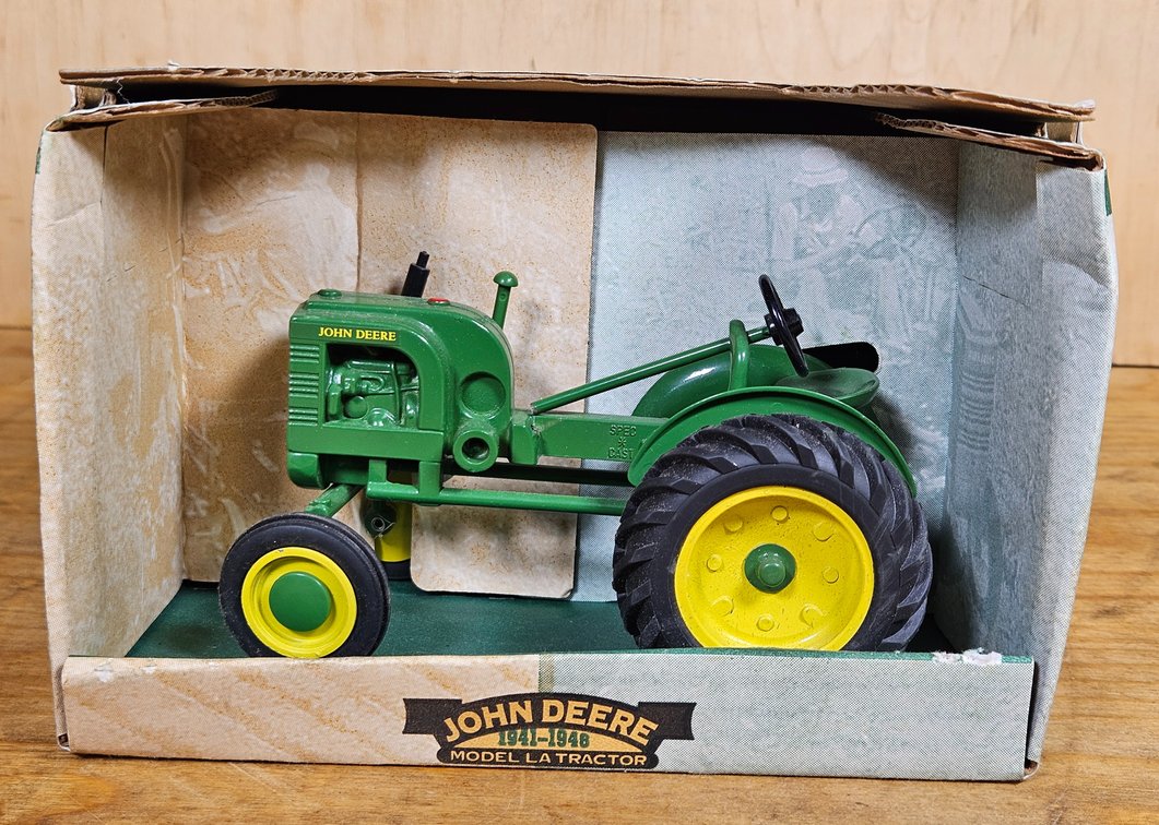 John Deere LA 1/16th Spec Cast