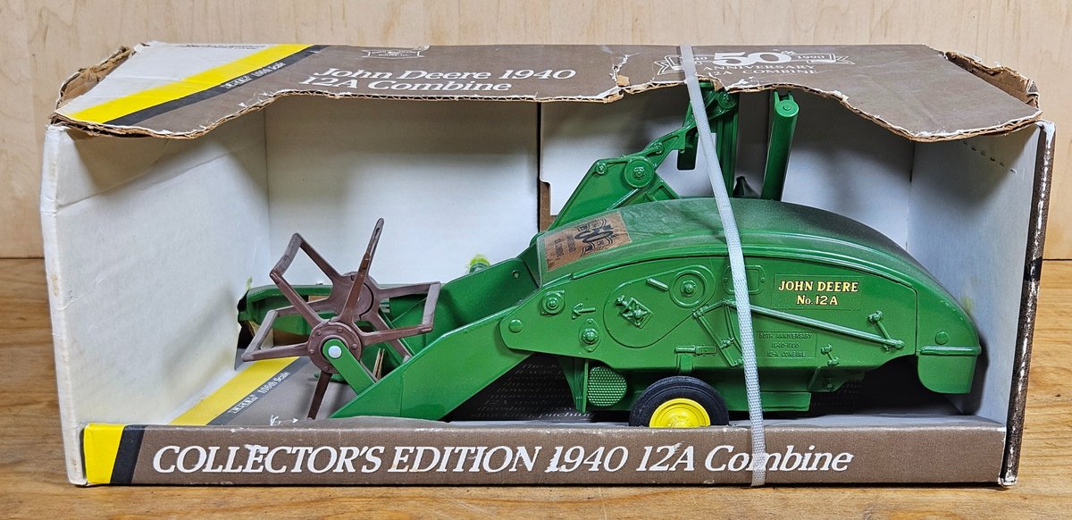 John Deere 1940 12a Combine 1/16th Ertl