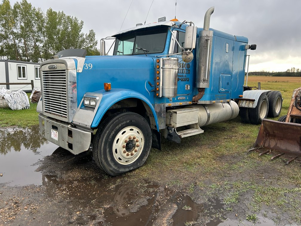 1998 Freightliner FLD Series Truck-Tractor, Caterpiller 3406E 14.6L Diesel Eng 475 HP (S/N 1LW13799), 6x4 Twin Rear Drive Axles, 887,618.2 KM's Showing, Eaton Fuller Manual Trans., Sleeper, VIN # 1FUPDXYB2XLA21745 **Water in Engine**