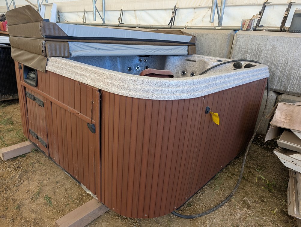 *OFFSITE* Pacific Spa's Hot Tub w/ Lid **This unit has leaks**  - Located at D&M Concrete West Of Lacombe
