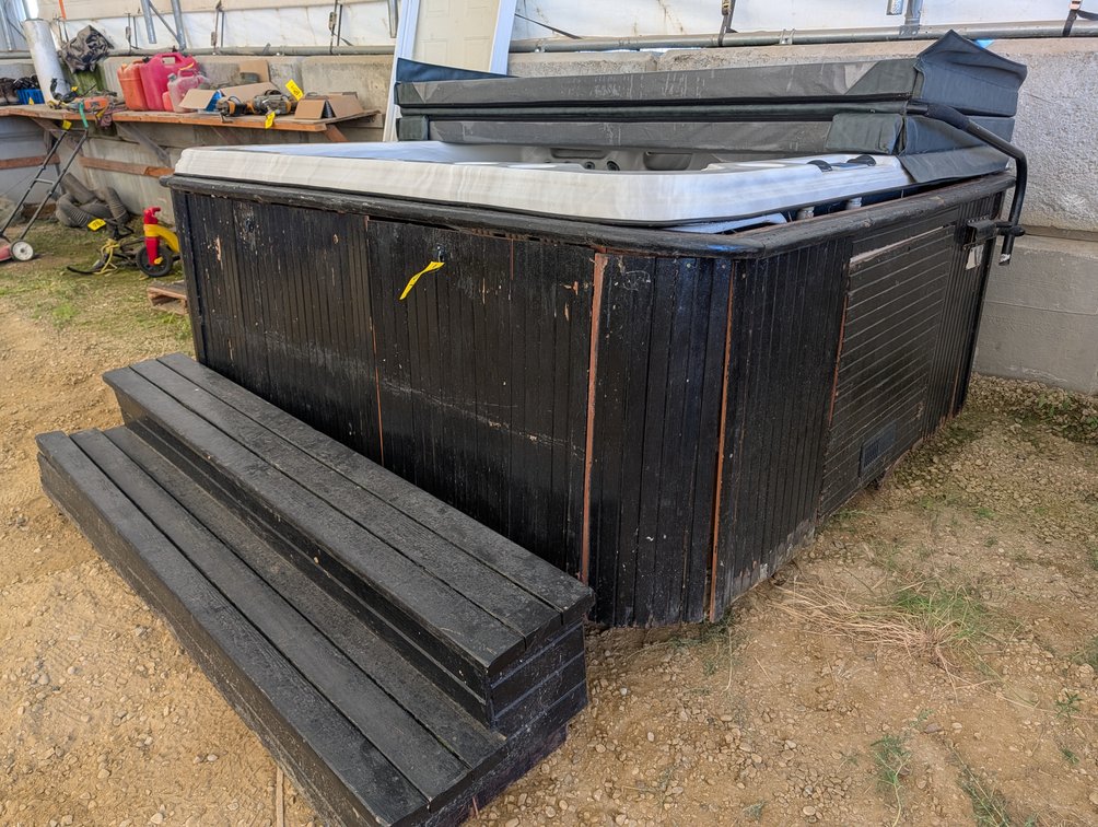*OFFSITE* Hot Tub w/ Lid and Lid Lifter **Unit Doesn't Leak**  - Located at D&M Concrete West Of Lacombe