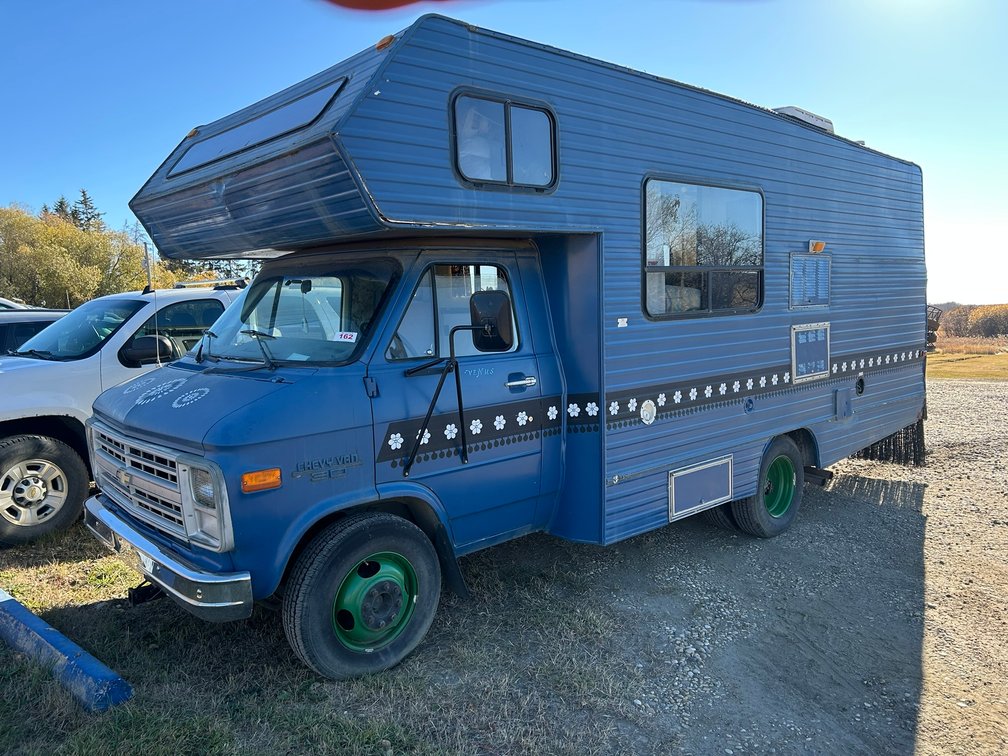 1988 Chevrolet 3500 Cutaway 21FT Motorhome, 5.7L V8 350 Gas Eng., A/T, 153,946.2 KM Showing, VIN 2GBGG31K7J4142947 ** Running Unit, Battery Requires Replacement - REGISTERED in BC**