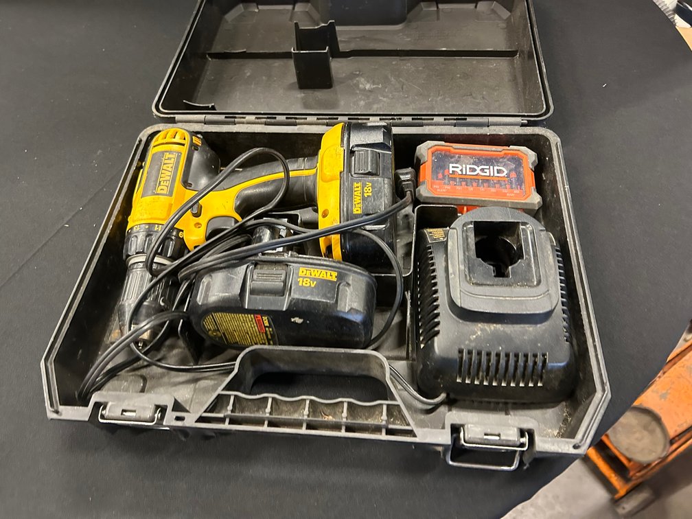 DEWALT 18V CORDLESS DRILL W/ 2 BATTERIES & CHARGER