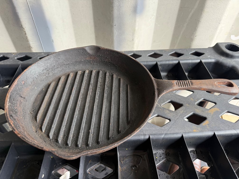 Cast Iron Round Grill Pan with Dual Pour Spouts