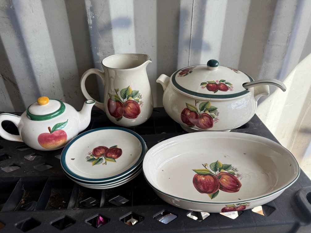 Apple Motif Ceramic Tableware Set