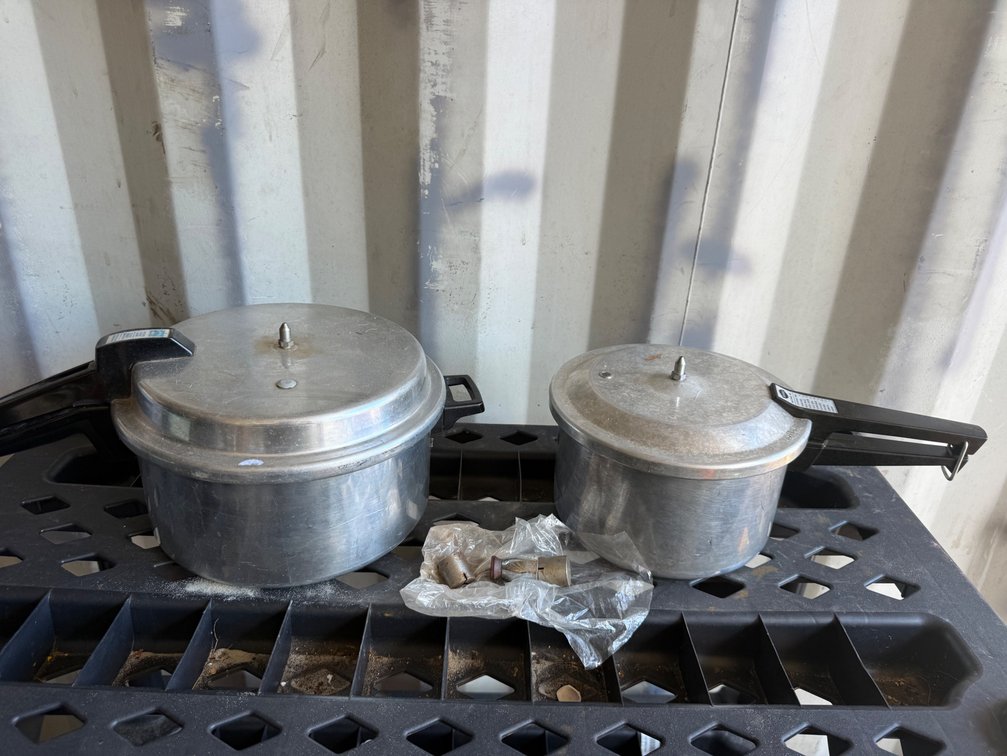 Aluminum Pressure Cookers with Regulator Weights
