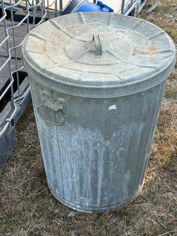 Wheeling 20 Galvanized Steel Trash Can with Lid