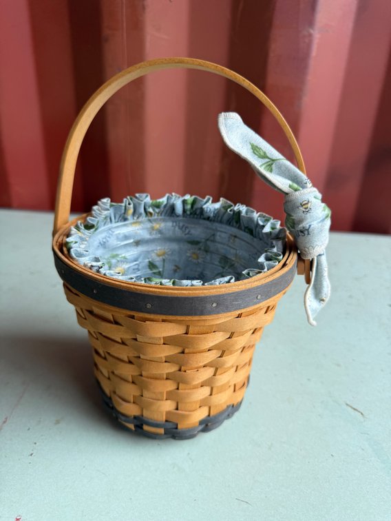 Longaberger 1999 Handwoven Basket with Daisy Liner