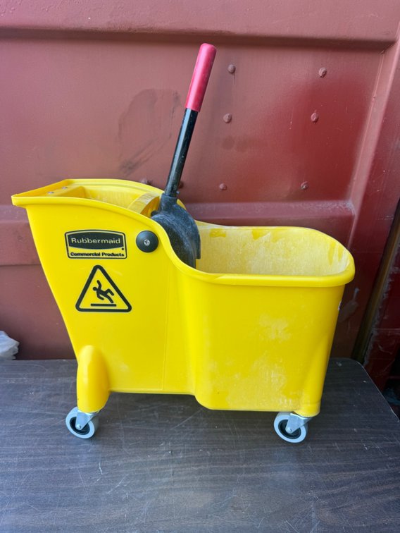 Rubbermaid Mop Bucket with Wringer