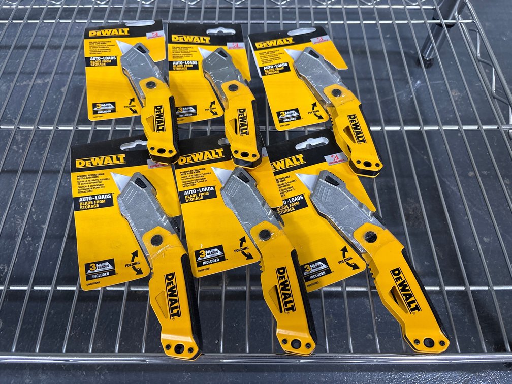 Unused DeWalt Folding Retractable Auto-Load Work Knives, 6pcs