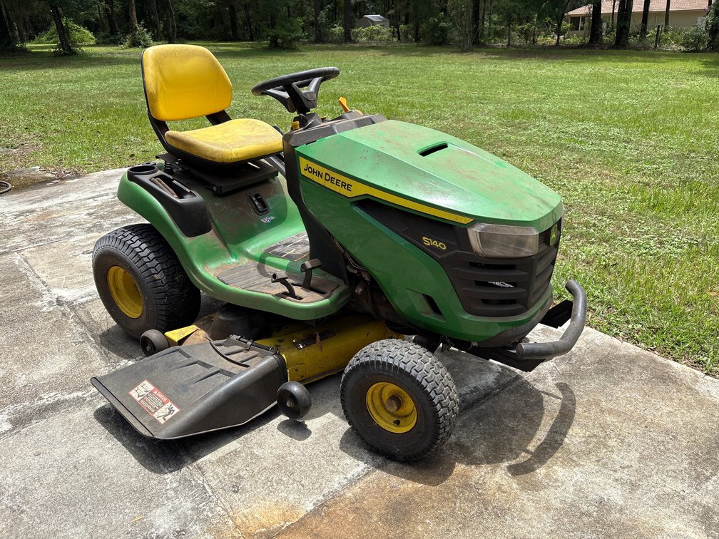 John Deere S140 Ride On Mower