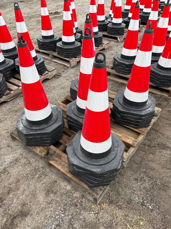 Unused SD Lanch 28in Traffic Cones, 25pcs