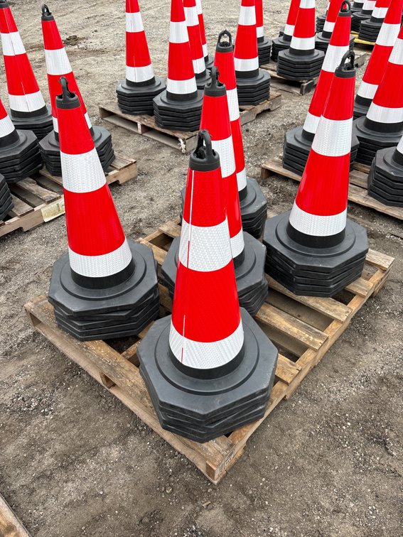 Unused SD Lanch 28in Traffic Cones, 25pcs