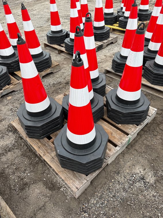 Unused SD Lanch 28in Traffic Cones, 25pcs