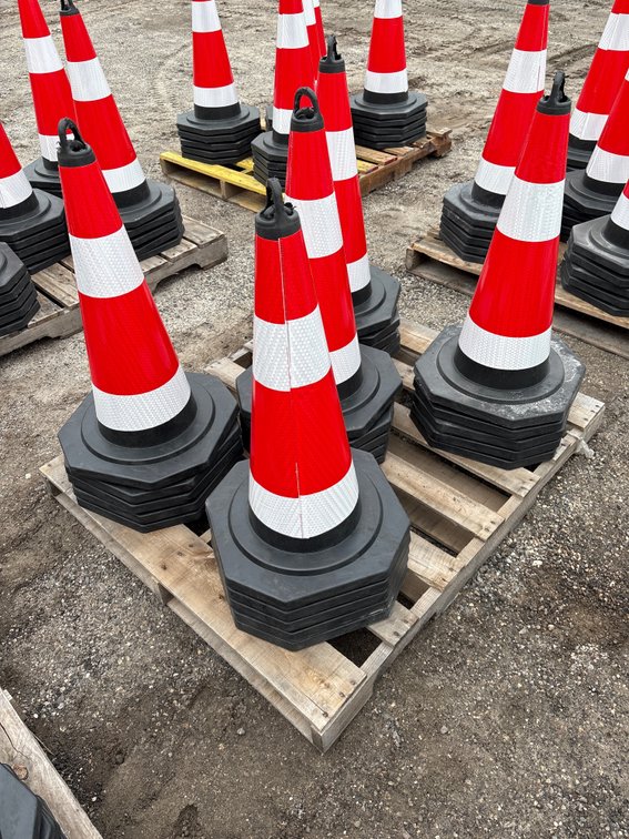 Unused SD Lanch 28in Traffic Cones, 25pcs