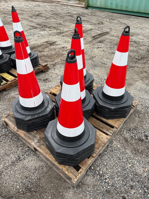 Unused SD Lanch 28in Traffic Cones, 25pcs