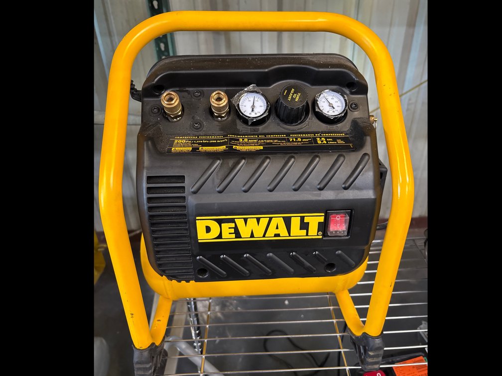 DeWalt 2.5 Gallon 200psi Air Compressor