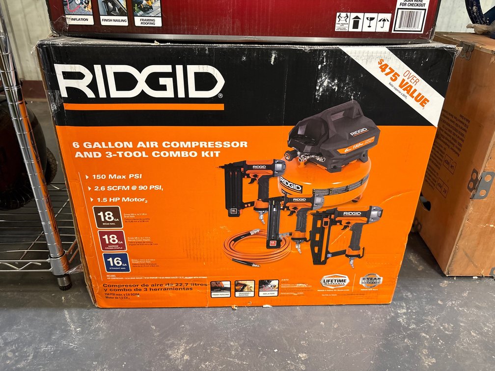 Ridgi 6 Gallon Conpressor and (3) Nailers Kit