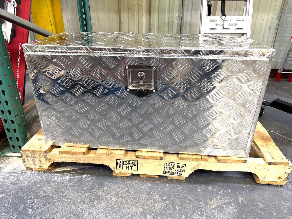 Vevor 36in Truck Tool Box, 36in x 17in x 18in, Some Light Damage