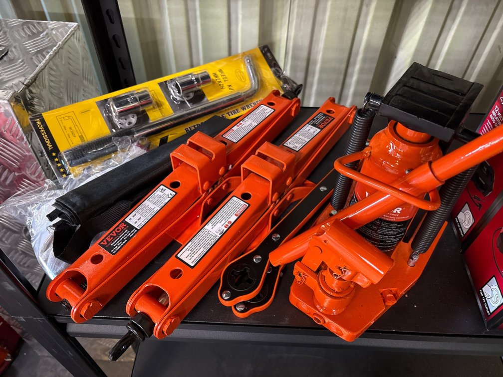 Unused Vevor 2.5 Ton Mechanical Scissor Jack Kits, 2pcs, and 5 Ton Toe Jack