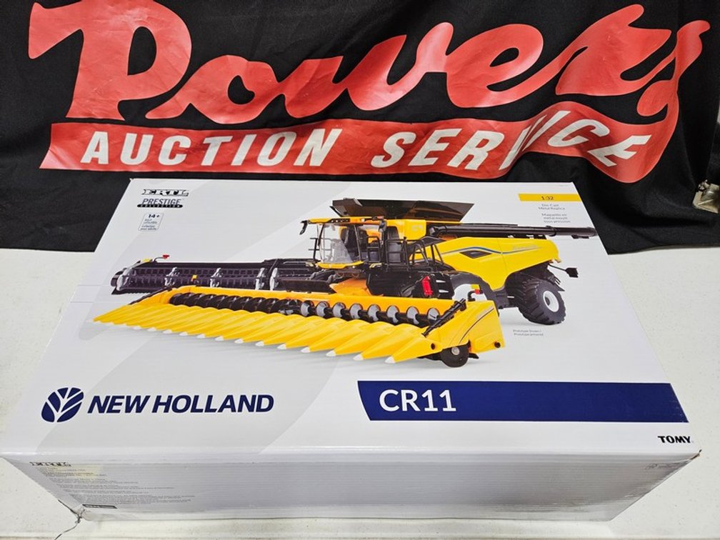 New Holland CR11 Combine And 16 Row Corn Head