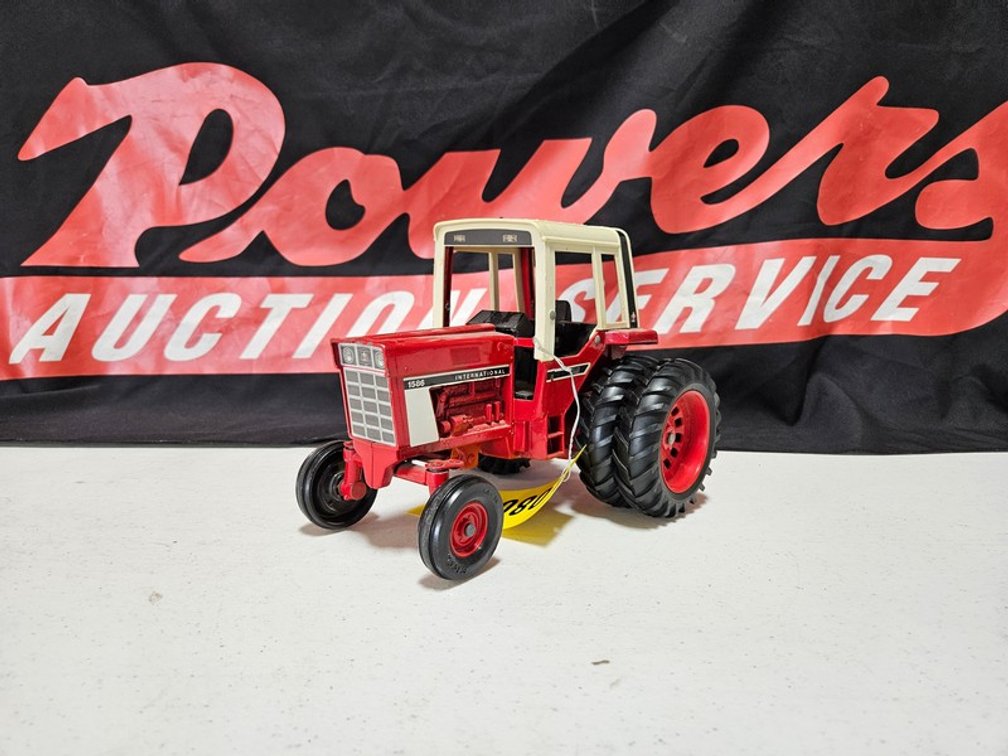 International 1586 Tractor
