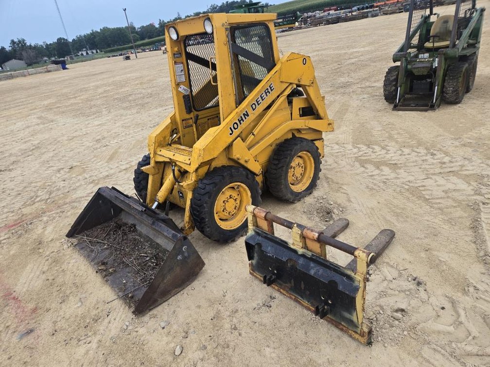 JOHN DEERE 570 SKID LOADER W/ BUCKET