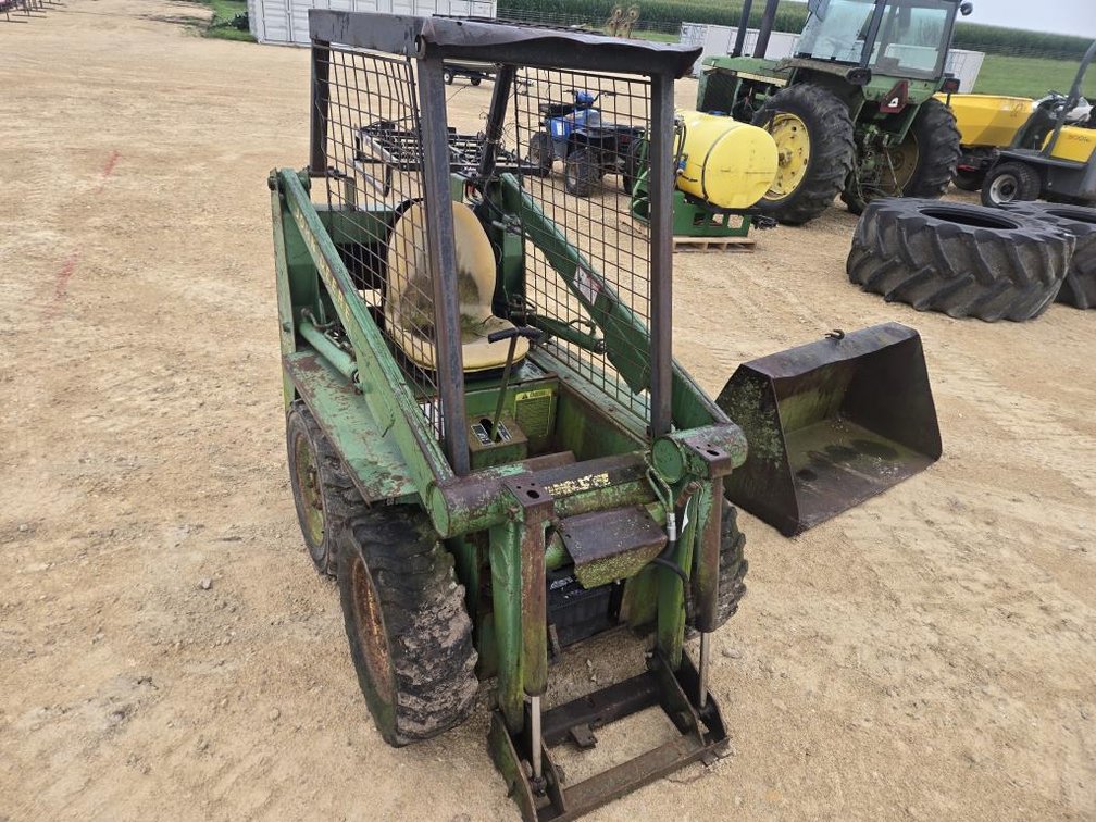 JOHN DEERE 90 SKID LOADER W/ BUCKET
