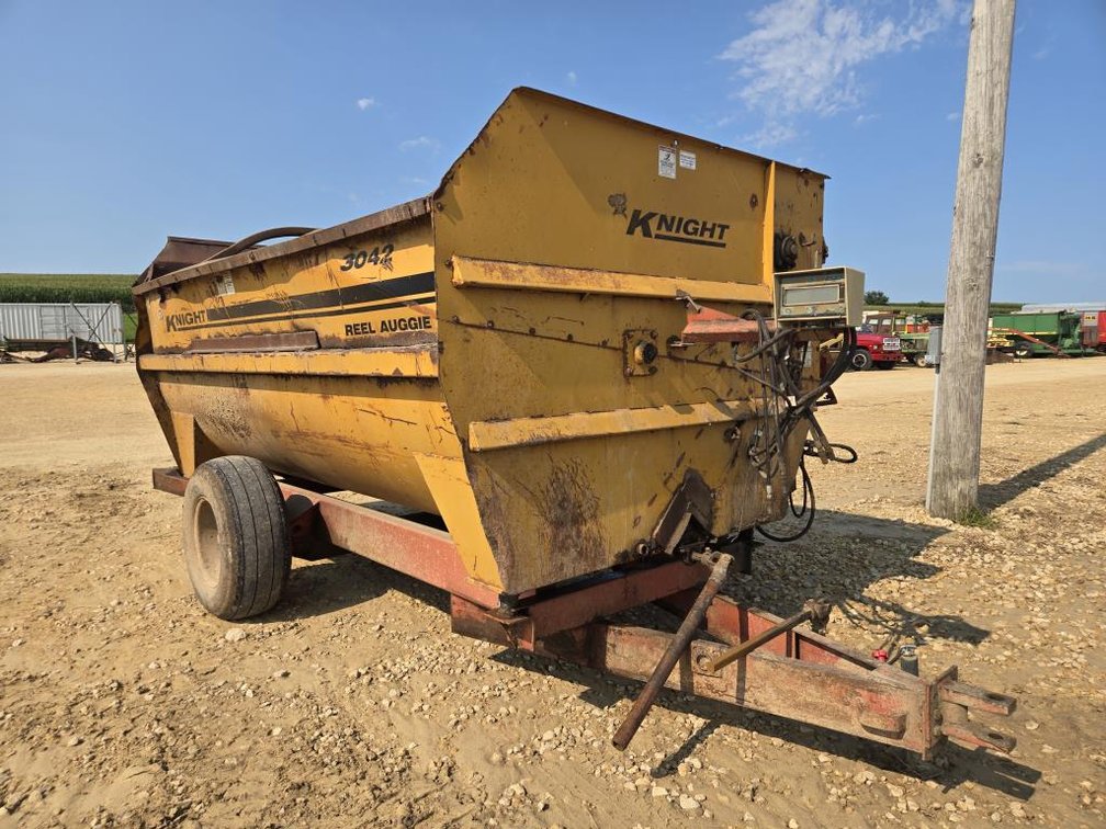 KNIGHT REEL AUGIE 3042 FEED WAGON