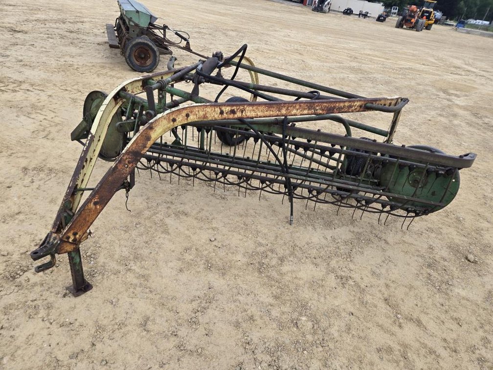 JOHN DEERE 964 HAY RAKE WITH HYDRAULIC LIFT