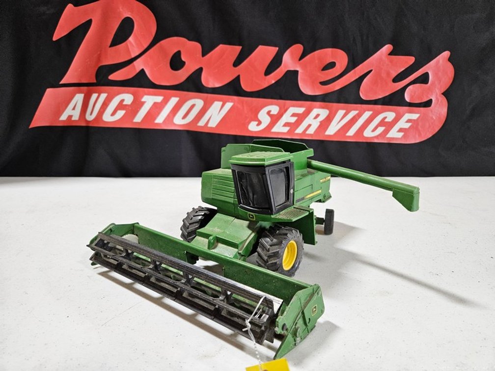 John Deere Titan II Combine And Crop Header
