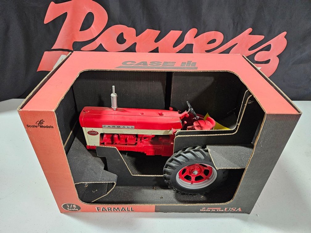 Farmall 560 1/8 Scale Tractor