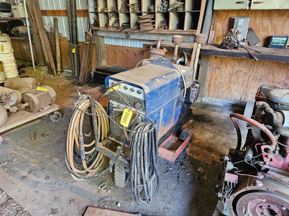 Miller AEAD200LE Welder