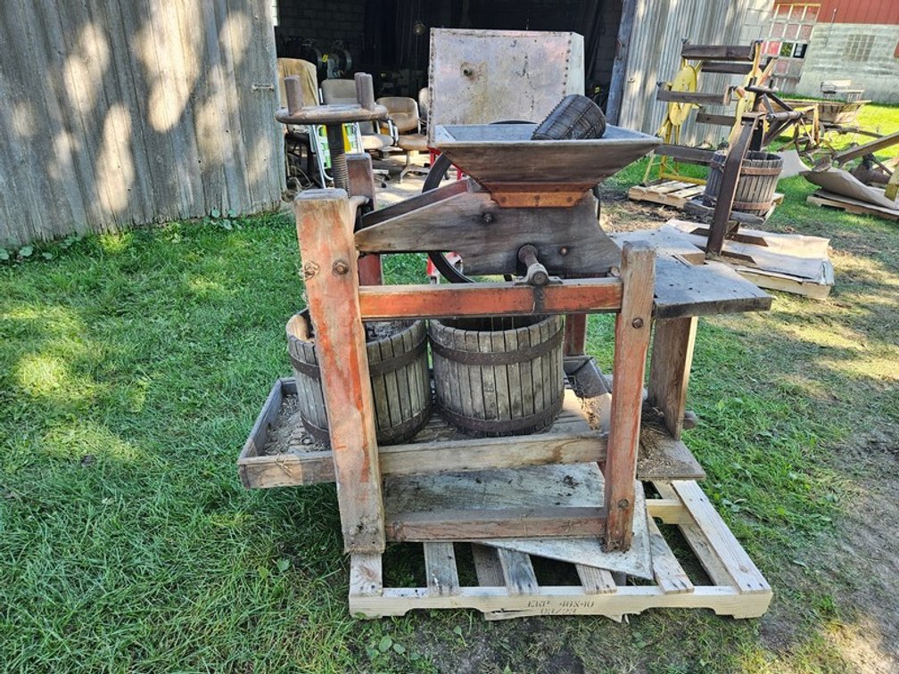 Apple Grinder And Squeezer
