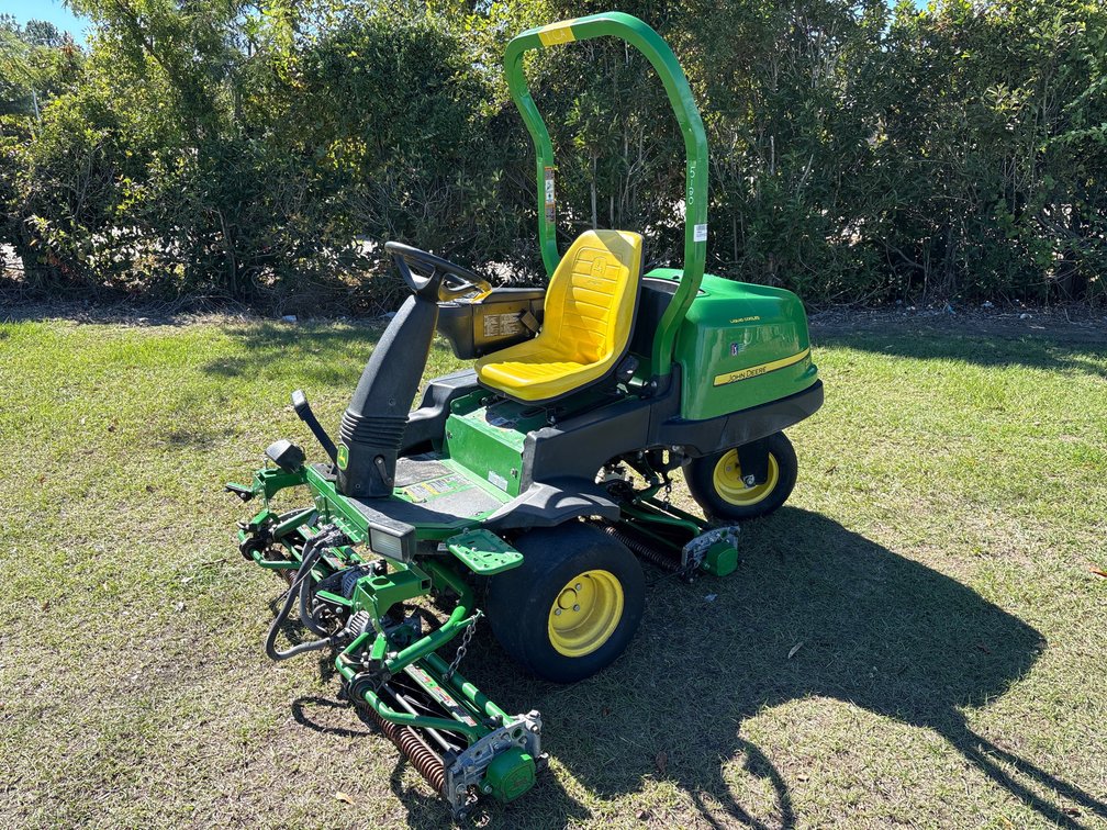 John Deere 2500E Riding Greensmower