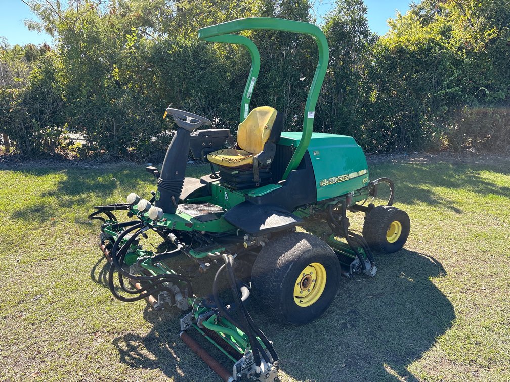 John Deere 8500 Fairway Mower with QA5 Veritcut Reels