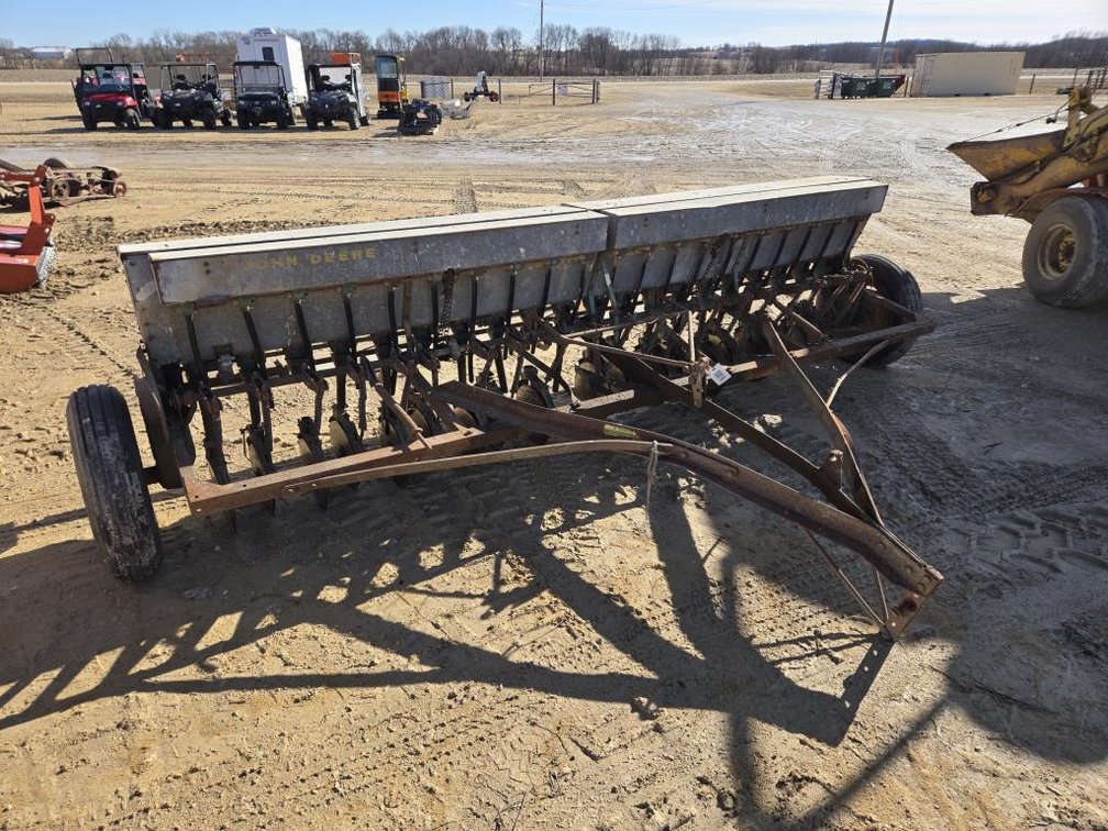 JOHN DEERE 13' DRILL