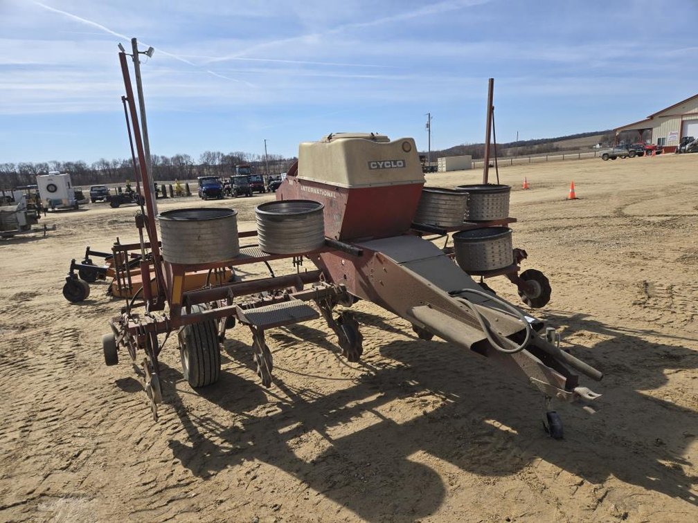 INTERNATIONAL 900 CYCLE 6 ROW PLANTER