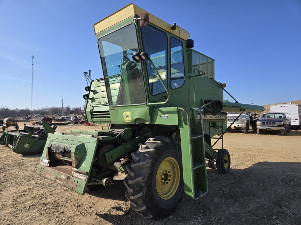 JOHN DEERE 4400 COMBINE