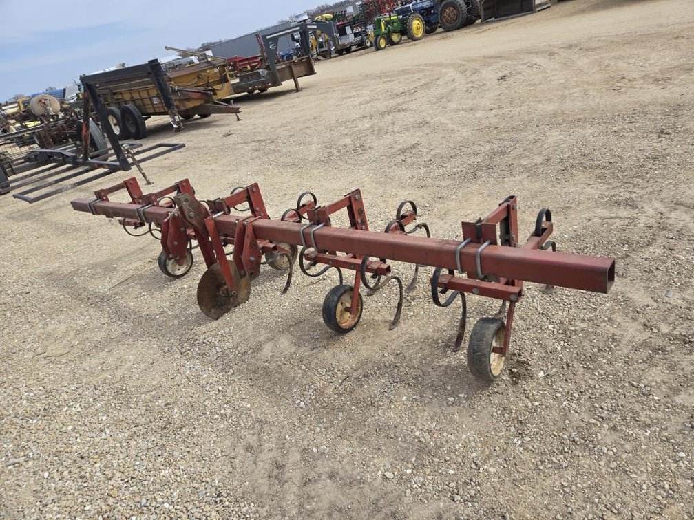 4 ROW CULTIVATOR
