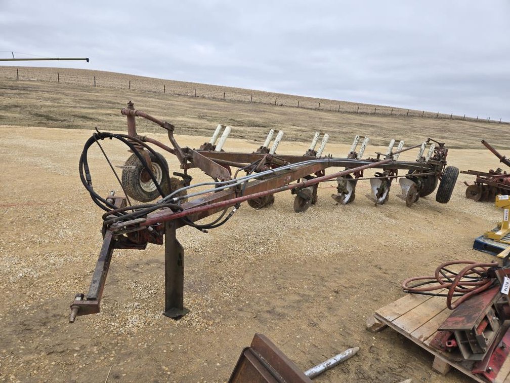 INTERNATIONAL 710 6 BOTTOM PLOW
