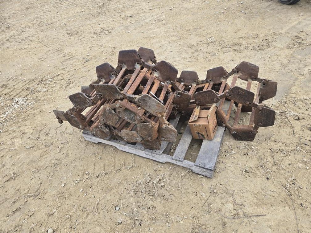 SKID LOADER TRACKS OFF BOBCAT 853