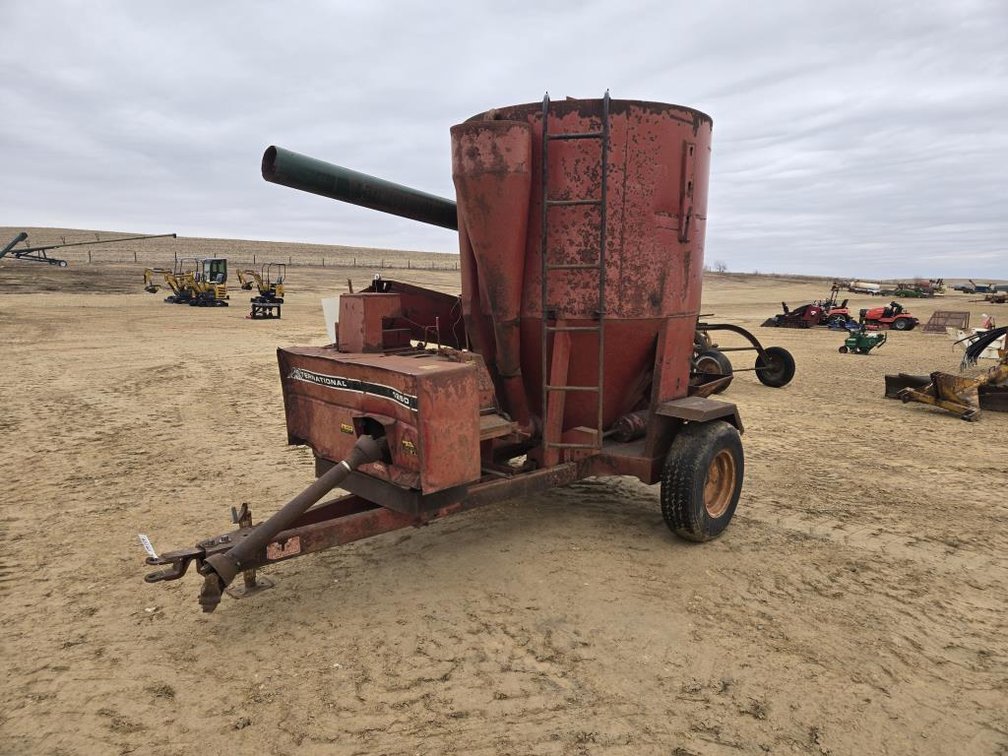 INTERNATIONAL 1250 MIXER MILL